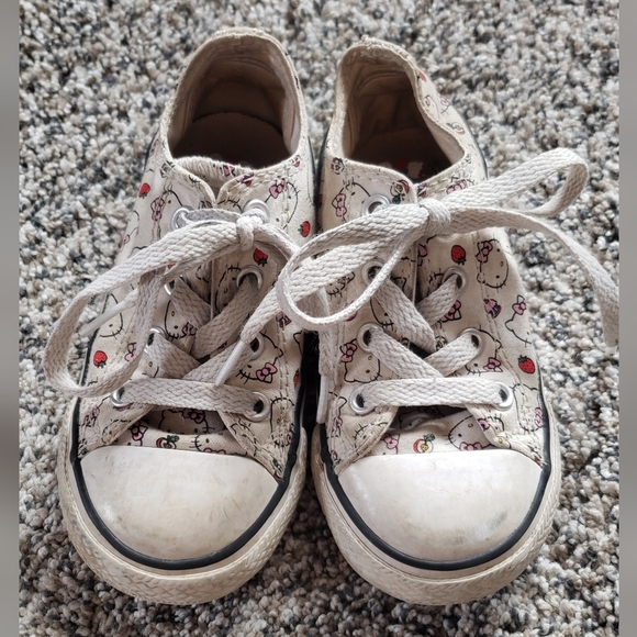 Hello Kitty × Converse Sneakers with Apple Accents - Picture 1 of 11